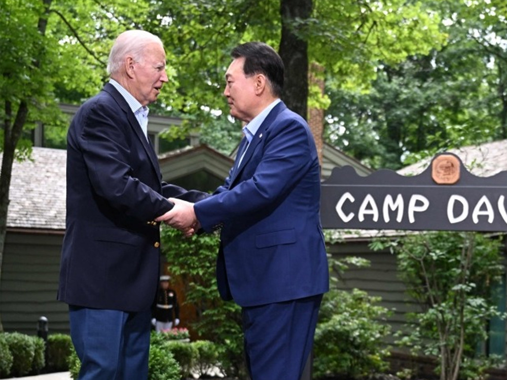 US President Joe Biden (left) welcomes South Korean President Yoon Suk Yeol (right) to Camp David, Maryland, for a Trilateral Summit on August 18, 2023. (Photo by Jim Watson / AFP)

