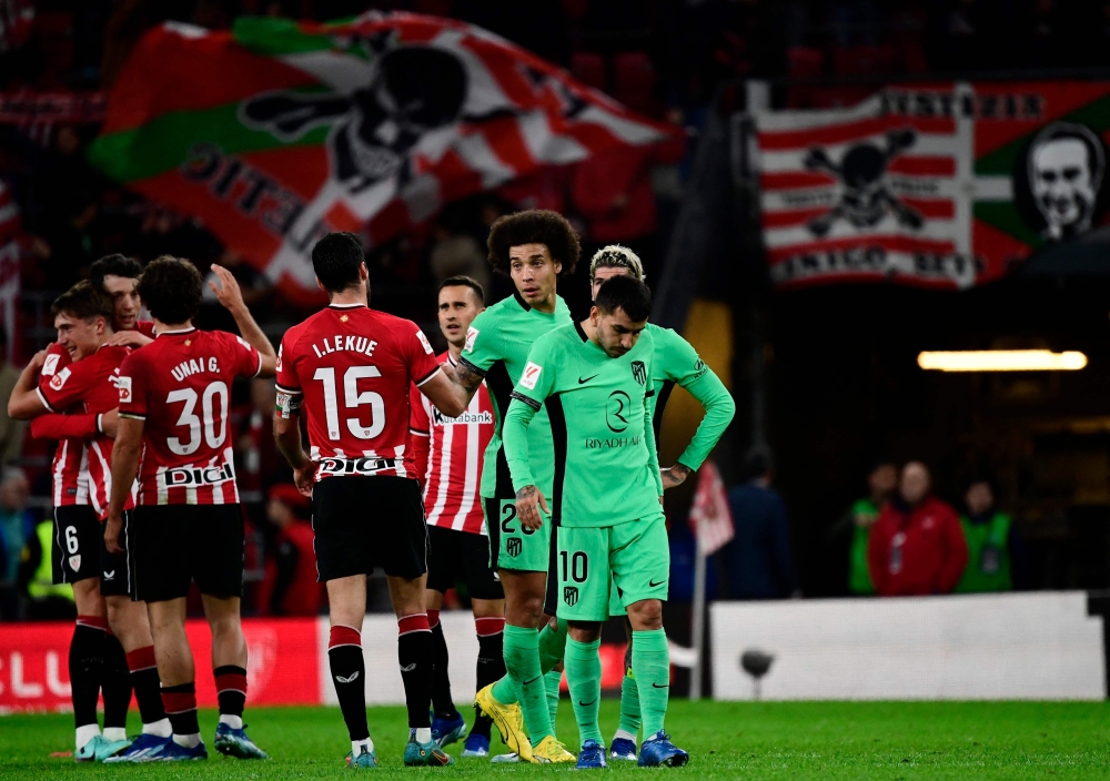 Atletico Madrid's Argentinian forward #10 Angel Correa and teammates react to their defeat at the end of the Spanish league football match between Athletic Club Bilbao and Club Atletico de Madrid at the San Mames stadium in Bilbao on December 16, 2023. (Photo by ANDER GILLENEA / AFP)
