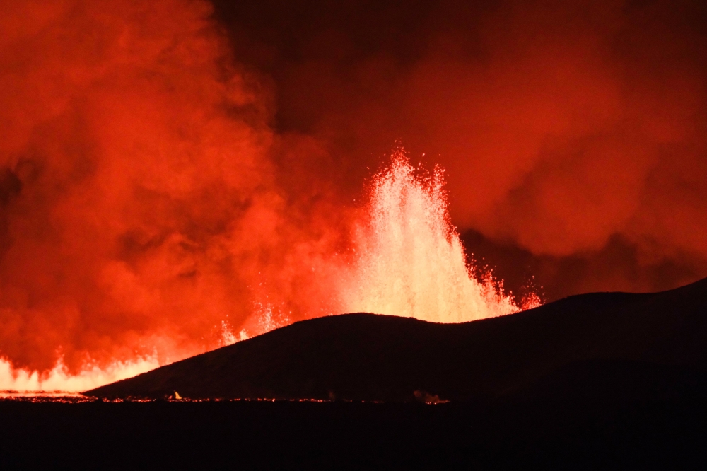 Flowing lava is seen during at a fissure on the Reykjanes peninsula 3km north of Grindavik, western Iceland on December 18, 2023. Photo by Kristinn Magnusson / AFP