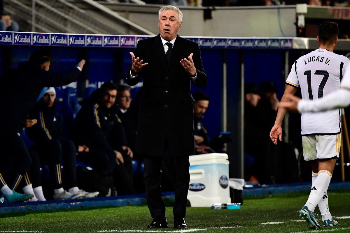 Real Madrid's Italian coach Carlo Ancelotti gestures during the Spanish league football match between Deportivo Alaves and Real Madrid CF at the Mendizorroza stadium in Vitoria on December 21, 2023. (Photo by ANDER GILLENEA / AFP)
