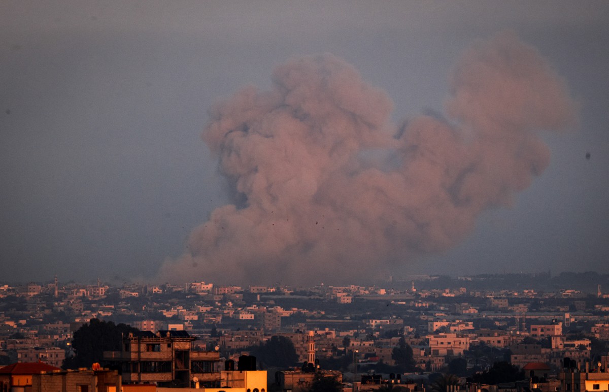 A picture taken from Rafah shows smoke billowing over Khan Yunis in the southern Gaza Strip during Israeli bombardment on January 3, 2024. Photo by AFP