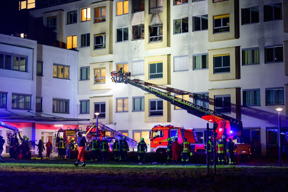 Firefighters work on early January 5, 2024 during a fire that broke out at a hospital in the northern German town of Uelzen. Photo by Philipp Schulze / dpa / AFP