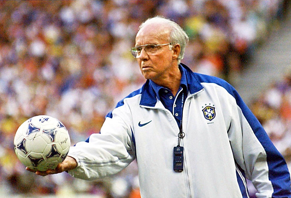 (Files) This 12 July 1998 file photo shows Brazilian national soccer team coach Mario Zagallo during the World Cup final against France in which Brazil lost 0-3.(Photo by Gabriel Bouys / AFP)