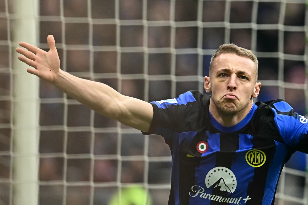 Inter Milan's Italian midfielder #16 Davide Frattesi celebrates after scoring his team's second goal during the Italian Serie A football match between Inter Milan and Hellas Verona at the Giuseppe-Meazza (San Siro) Stadium in Milan on January 6, 2024. (Photo by GABRIEL BOUYS / AFP)
