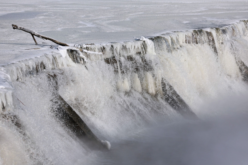 Ice forms along a dam built in the Des Moines River as temperatures remain below zero Fahrenheit on January 14, 2024, in Des Moines, Iowa. Joe Raedle/Getty Images/AFP 