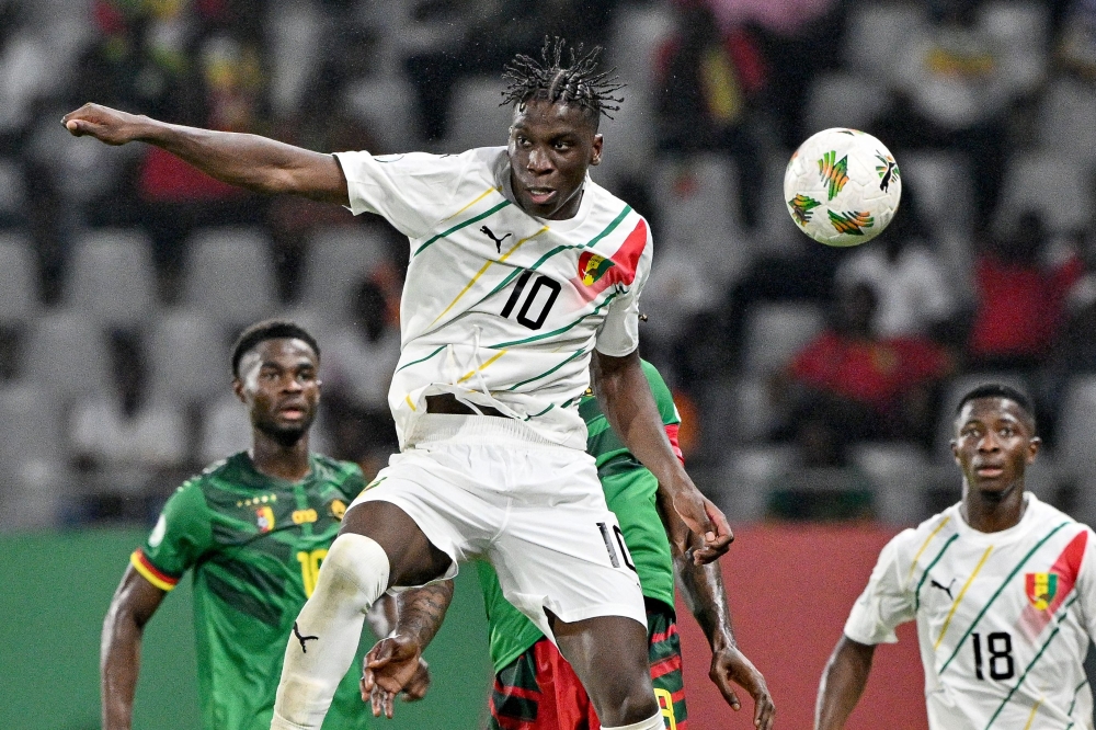 Guinea's midfielder #10 Moriba Kourouma (C) heads the ball during the Africa Cup of Nations (CAN) 2024 group C football match between Cameroon and Guinea at Stade Charles Konan Banny in Yamoussoukro on January 15, 2024. (Photo by Issouf SANOGO / AFP)
