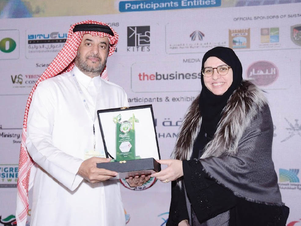 Assistant Director of Waste Recycling and Treatment Department Hassan Nasr Al Nasr (left) receiving the award.
