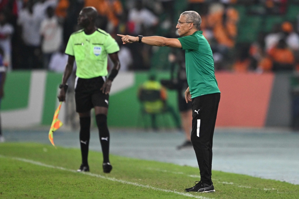 Ghana's English head coach Chris Hughton gestures instructions to his players from the touchline during the Africa Cup of Nations (CAN) 2024 group B football match between Mozambique and Ghana at Alassane Ouattara Olympic Stadium in Ebimpe, Abidjan on January 22, 2024. (Photo by Issouf SANOGO / AFP)