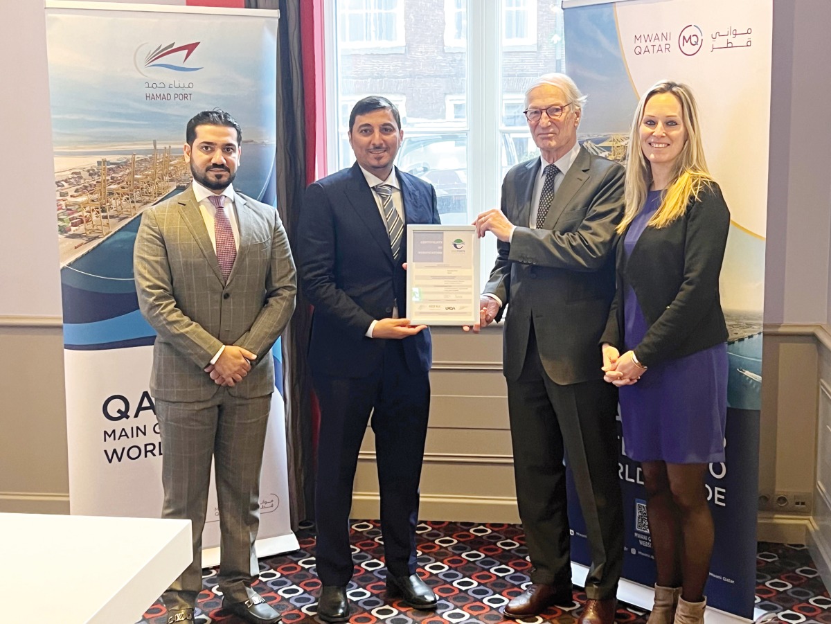 Officials with the EcoPorts PERS certificate.