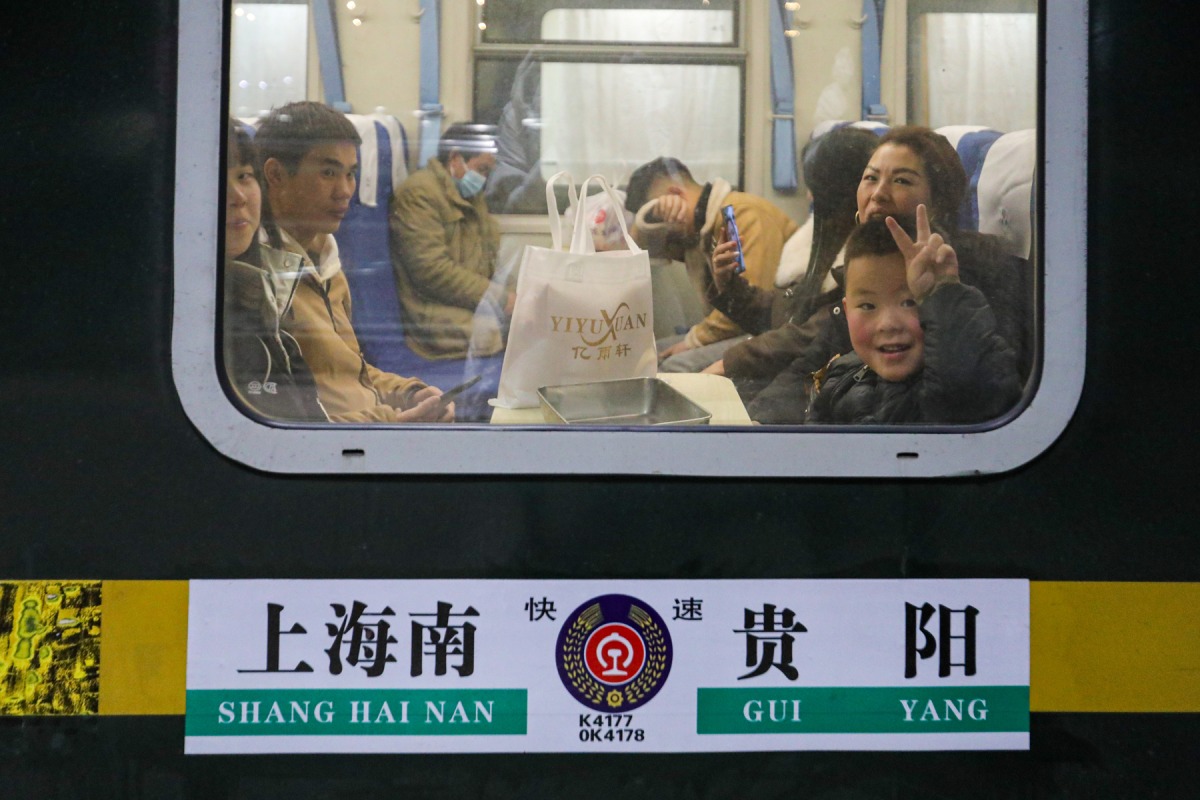 Passengers on train No.K4177 wait for departure at Shanghai South Railway Station in east China's Shanghai, late on Jan. 25, 2024. Xinhua/Xin Mengchen