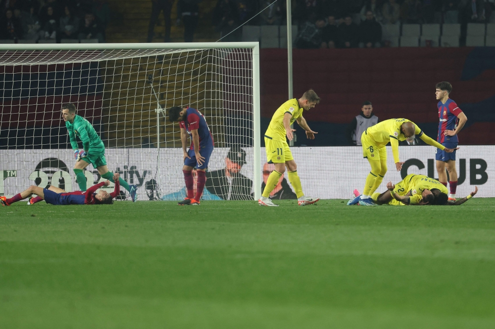 Villarreal's Spanish forward #15 Jose Luis Morales celebrates with teammates after scoring his team's fifth goal during the Spanish league football match between FC Barcelona and Villarreal CF at the Estadi Olimpic Lluis Companys in Barcelona on January 27, 2024. (Photo by LLUIS GENE / AFP)
