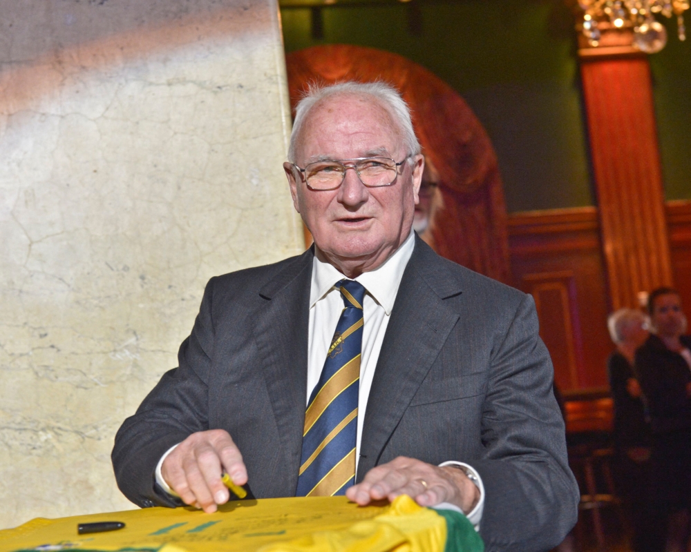(FILES) Swedish footballer Kurt Hamrin signs a match shirt ahead of Brazilcham's gala dinner for the Brazilian World Champions of 1958 at the Grand Hotel in Stockholm on August 14, 2012. (Photo by Jonas EKSTROMER / TT NEWS AGENCY / AFP)

