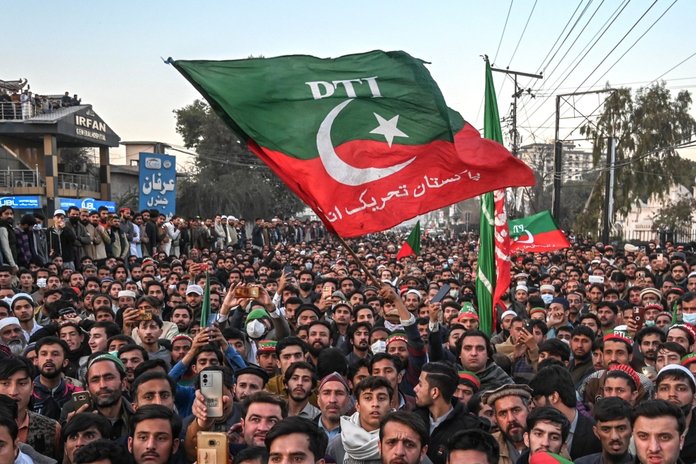 Supporters of Pakistan Tehreek-e-Insaf (PTI) party protest outside the office of a Returning Officer in Peshawar on February 9, 2024, against the alleged rigging in Pakistan's national election results. (Photo by Abdul MAJEED / AFP)
