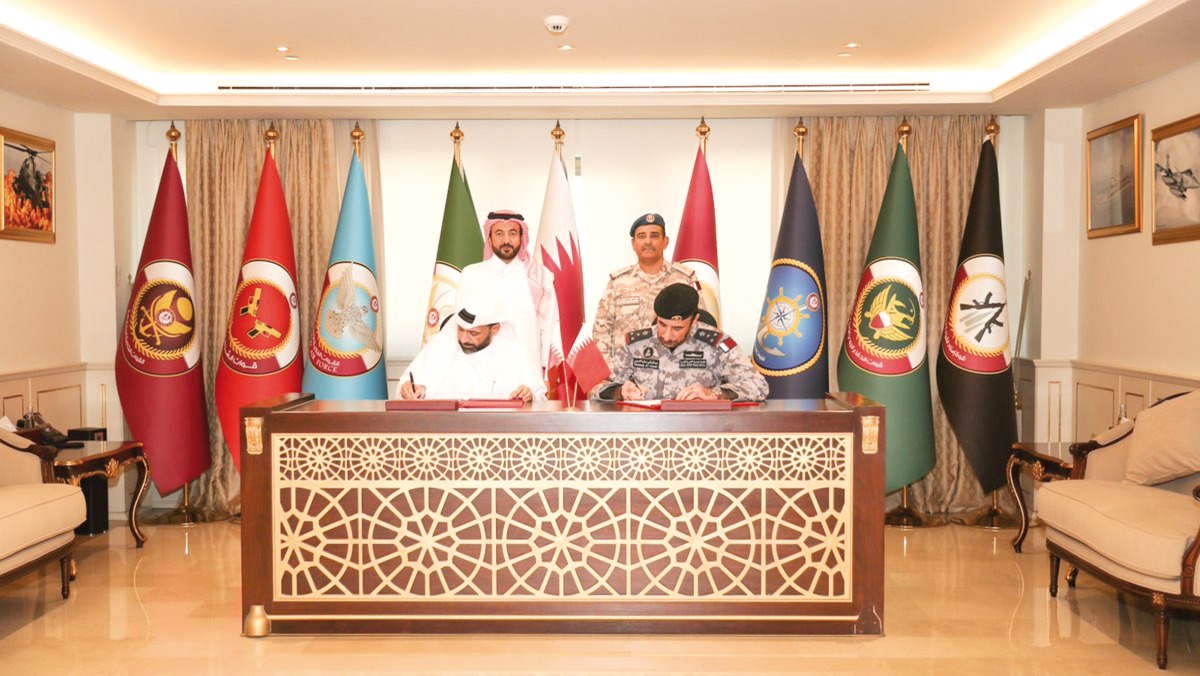 Chief of Staff of the Qatari Armed Forces H E Major General (Pilot) Salem bin Hamad bin Aqeel Al Nabit (back right) and Chief Executive Officer of QMC H E Sheikh Abdulaziz bin Thani Al Thani (back left) witnessing the agreement signing by Chairman of DIMDEX, Staff Brigadier (Sea) Abdulbaqi Saleh Al Ansari (right), and Director of Qatar TV Ali Saleh Al Sada.