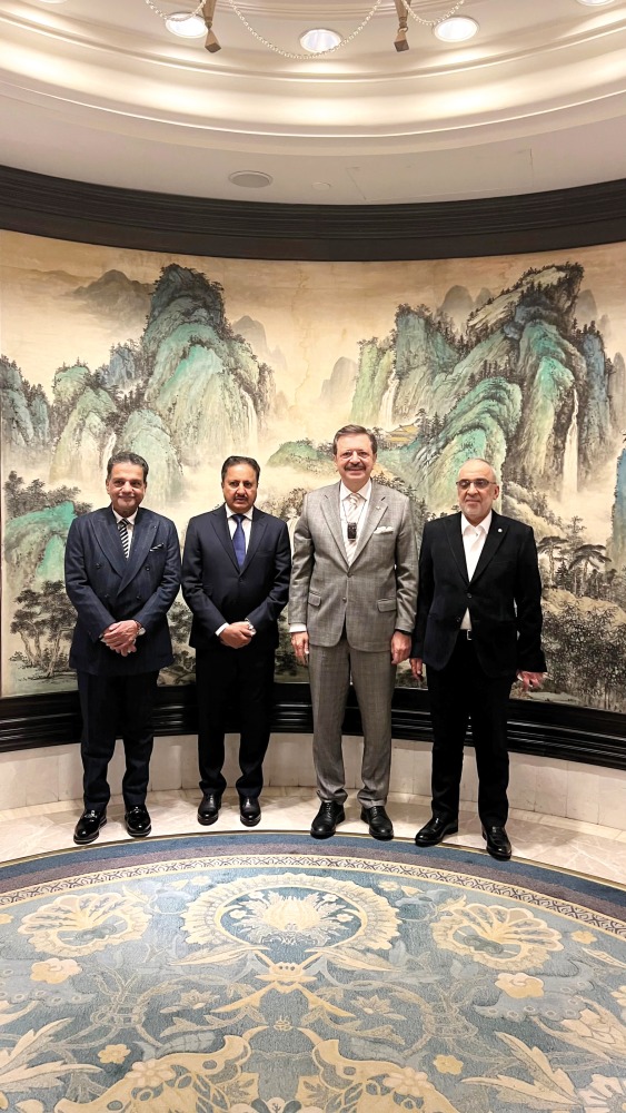 QC Chairman Sheikh Khalifa bin Jassim bin Mohamed Al Thani, President of the Union of Chambers and Commodity Exchanges of Türkiye, Rifat Hisarciklioglu with other officials in Istanbul.