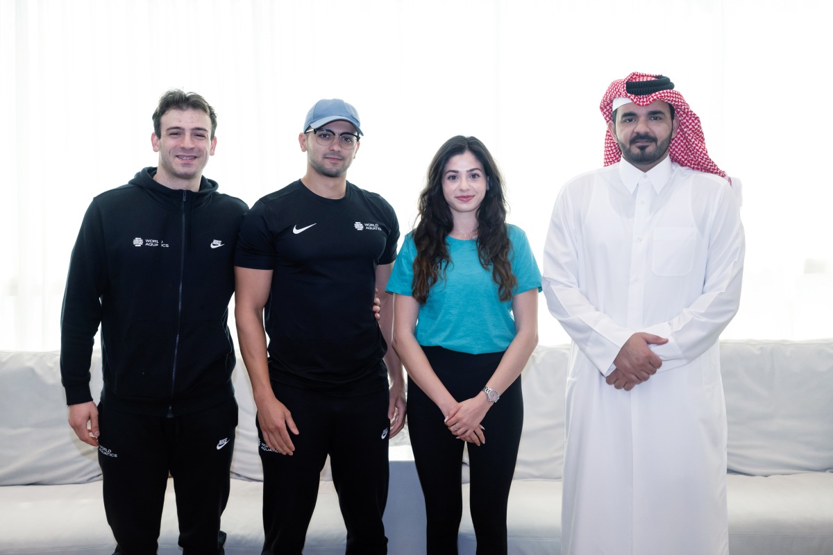 QOC President H E Sheikh Joaan bin Hamad Al Thani poses for a photo with World Aquatics Refugee team.