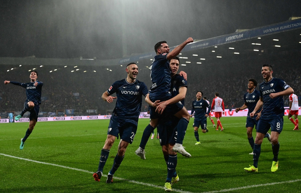 Bochum's players celebrate the second goal for Bochum during the German first division Bundesliga football match between VfL Bochum and FC Bayern Munich in Bochum, western Germany on February 18, 2024. (Photo by INA FASSBENDER / AFP)