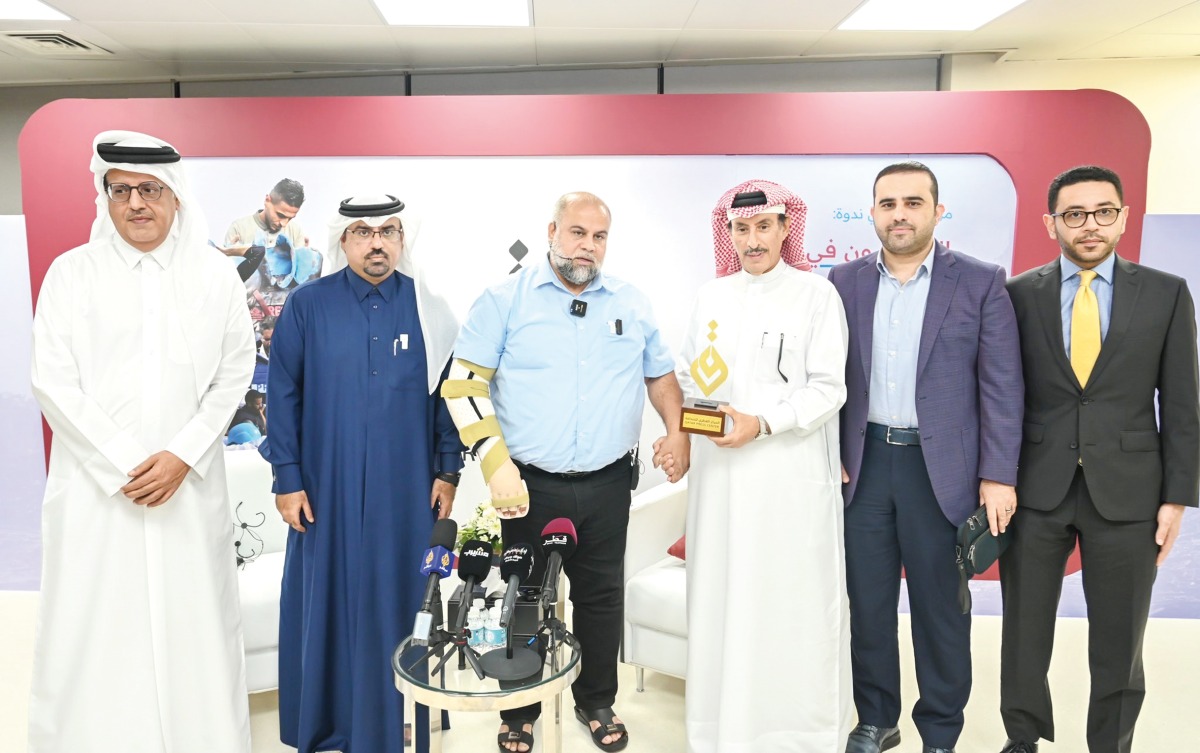 QPC President Saad bin Mohammed Al Rumaihi presenting memento to Al Jazeera’s Gaza bureau chief Wael Dahdouh at QPC headquarters.
