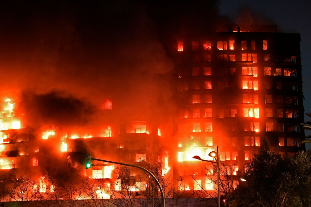 A huge fire rages through a multistorey residential block in Valencia on February 22, 2024. Photo by Jose Jordan / AFP