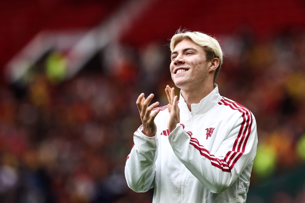 Manchester United's Danish forward Rasmus Hojlund reacts as he is introduced prior to the pre-season friendly football match between Manchester United and Lens at Old Trafford stadium, in Manchester, on August 5, 2023. (Photo by Darren Staples / AFP)

