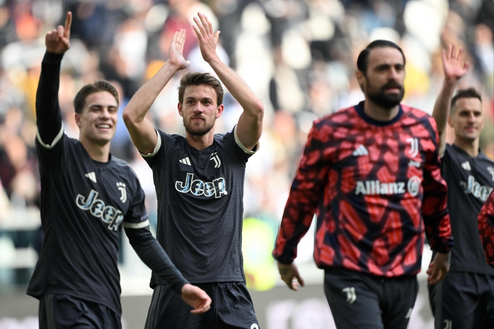 Juventus Italian defender Daniele Rugani (2ndL) celebrates the 3-2 victory with teammates at the end the Italian Serie A football match Juventus vs Frosinone on February 25, 2024 at the “Allianz Stadium” in Turin. (Photo by MARCO BERTORELLO / AFP)
