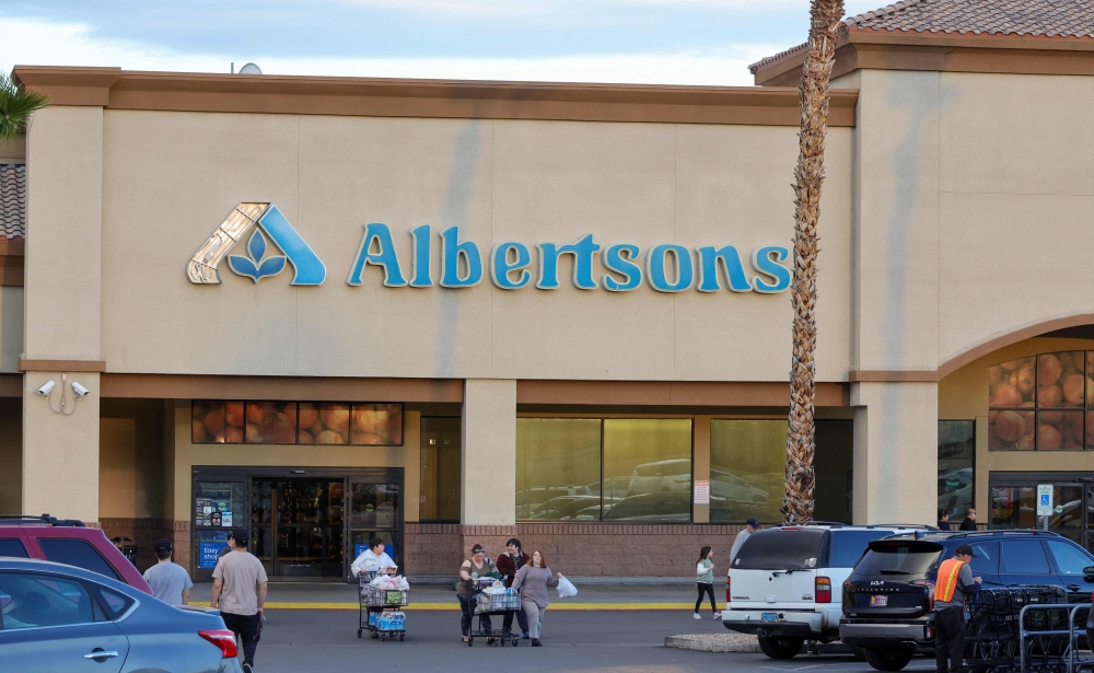 Shoppers walk outside an Albertsons grocery store on February 26, 2024 in Las Vegas, Nevada. (Photo by Ethan Miller / GETTY IMAGES NORTH AMERICA / Getty Images via AFP)
