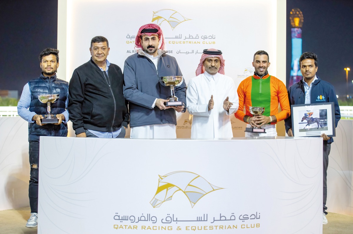  Al Uqda Complex Manager Abdulaziz Jassim Al Boenain crowned the winners of Lehwaila Cup.
