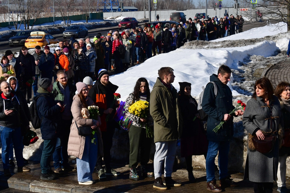 Mourners queue to visit the grave of Russian opposition leader Alexei Navalny at the Borisovo cemetery in Moscow on March 3, 2024. (Photo by Olga Maltseva / AFP)

