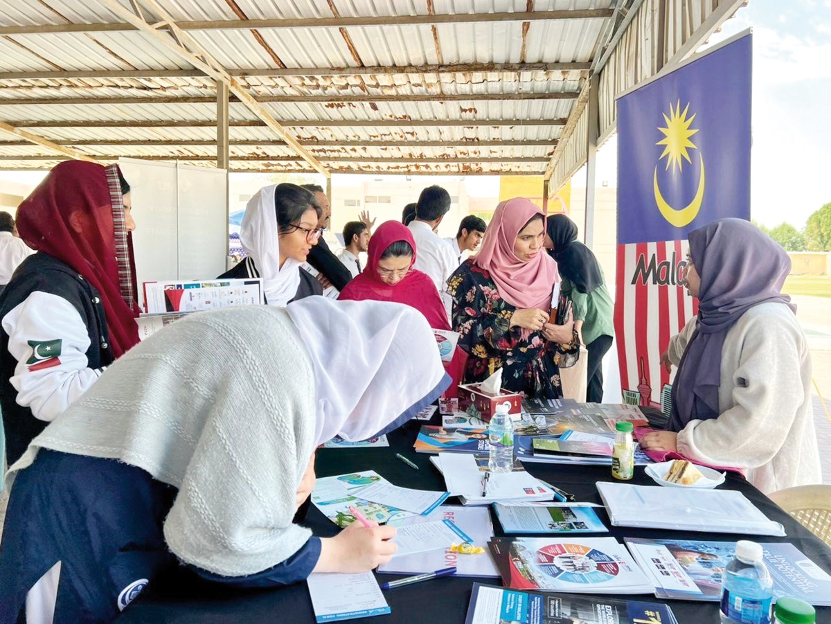 Students interacting with exhibitor at University Expo of PISQ.