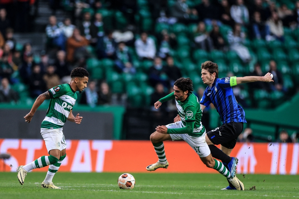 Atalanta's Dutch midfielder #15 Marten de Roon (R) vies for the ball with Sporting's Portuguese forward #17 Francisco Trincao (C) next to Sporting's English forward #10 Marcus Edwards during the UEFA Europa League last 16 first leg football match between Sporting CP and Atalanta at the Jose Alvalade stadium in Lisbon on March 6, 2024. (Photo by PATRICIA DE MELO MOREIRA / AFP)

