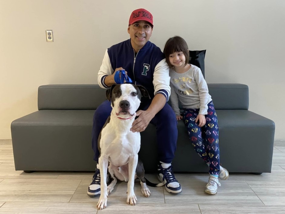 Alan Moncayo with his 5-year-old daughter Sabrina and their recently adopted dog, Jihoo. (Photo by Fairfax County Animal Shelter via Washington Post)
