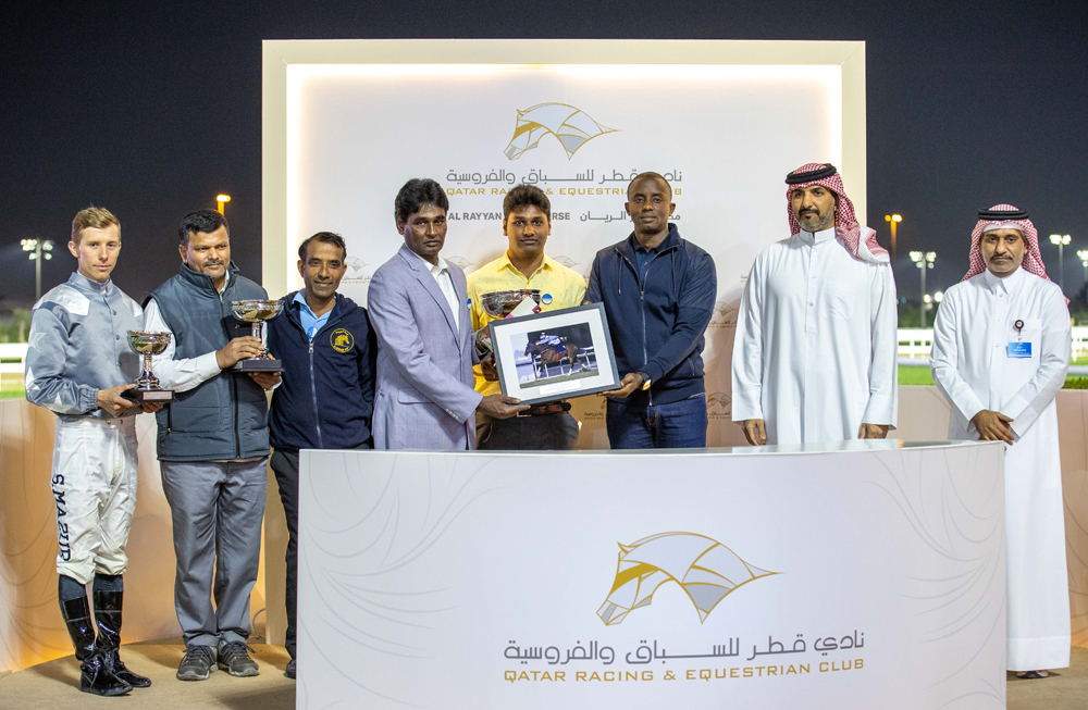 The connections of X Force pose for a photo with officials after winning the Fuwairit Cup at QREC's 32nd Al Rayyan Meeting yesterday. 