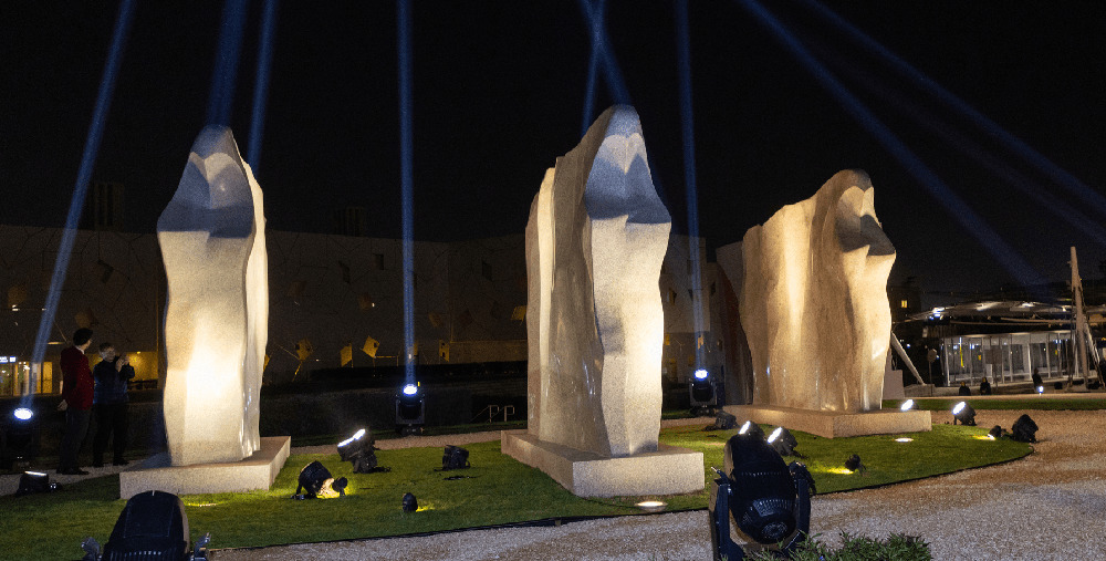 Al Azzm (determination) symbolises the determination of local women, showing them walking against the wind, arms crossed, with their abayas rippling behind them.
