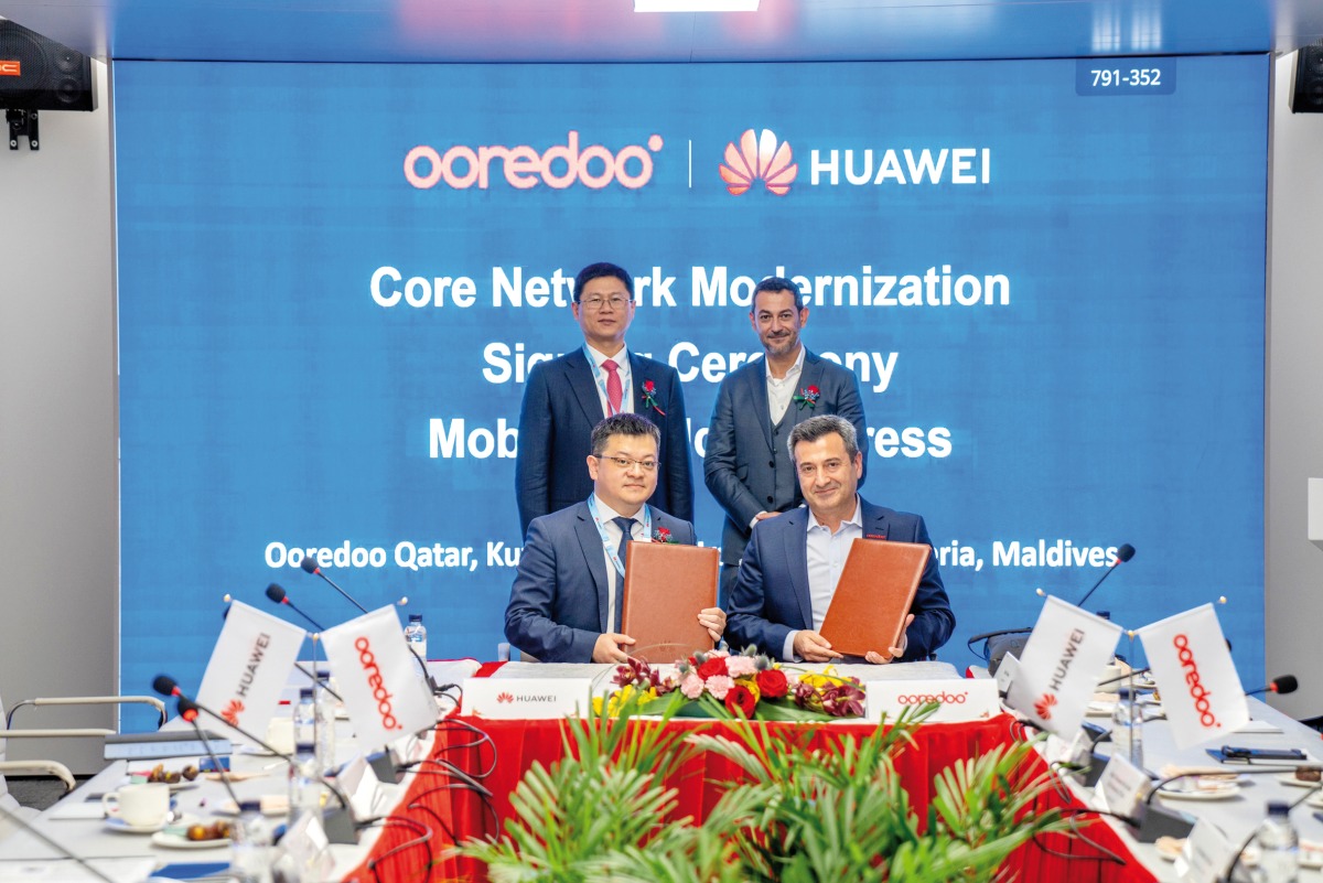 Aziz Aluthman Fakhroo, Group MD and CEO of Ooredoo  and Li Peng, President of ICT Sales and Services of Huawei, along with other officials during the signing ceremony.