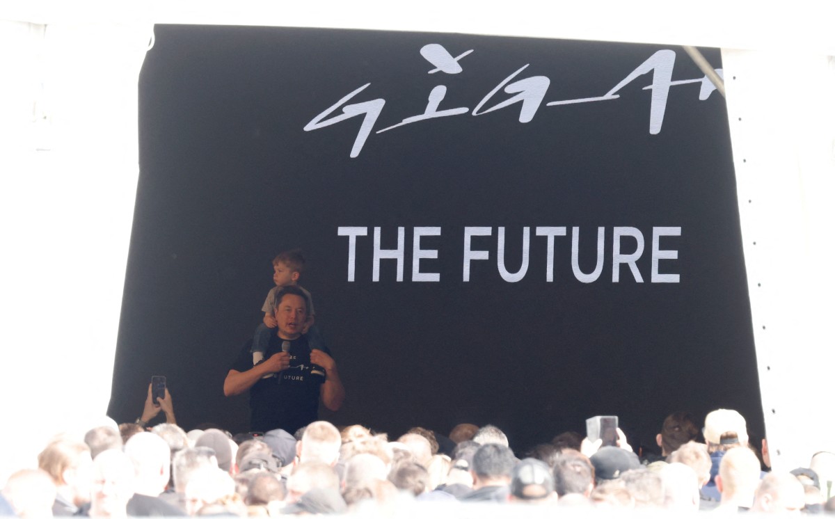 Tesla CEO Elon Musk carries on his shoulders his son X Æ A-XII as he addresses employess during a visit at the company's electric car plant in Gruenheide near Berlin, eastern Germany, on March 13, 2024. Photo by Odd ANDERSEN / AFP