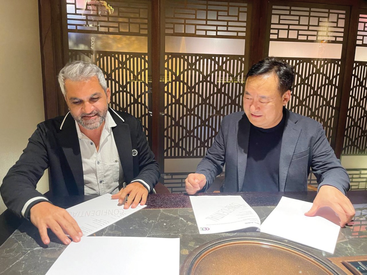 Richard Yun,  head of business division at CPLabs (right) and Prof. Mazen Al Masri, CEO of Genesis Technologies during the agreement signing.