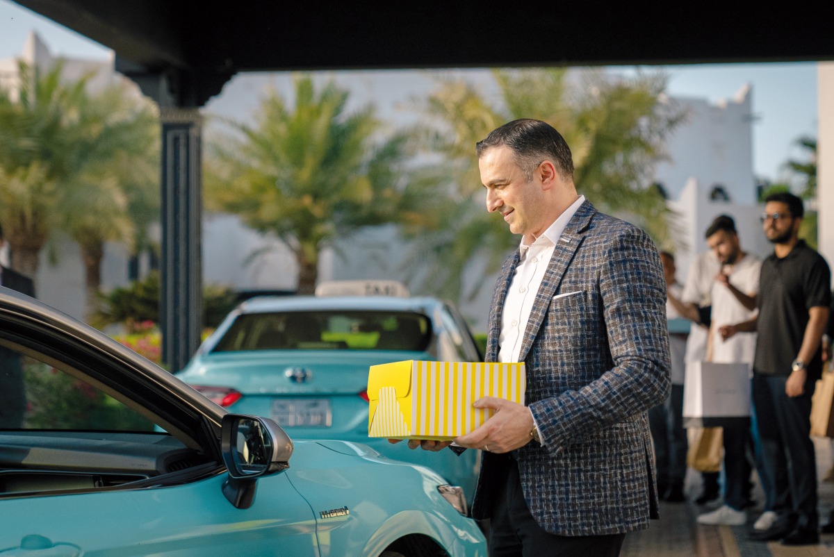  A Marriott International official delivering a Iftar pack to a Karwa taxi driver. 