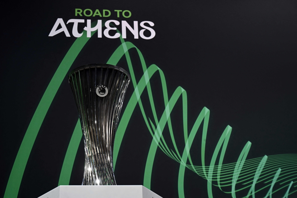 The trophy is displayed ahead of the 2023-2024 UEFA Europa Conference League football tournament quarter-finals and semi-finals draw at the House of European Football in Nyon, on March 15, 2024. (Photo by Fabrice COFFRINI / AFP)
