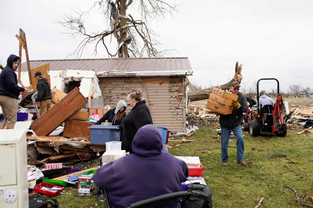 Families and neighbors help each other clean up after a tornado struck the area on March 15th, 2024 in Indian Lake, Ohio. (Photo by Andrew Spear / GETTY IMAGES NORTH AMERICA / Getty Images via AFP)
