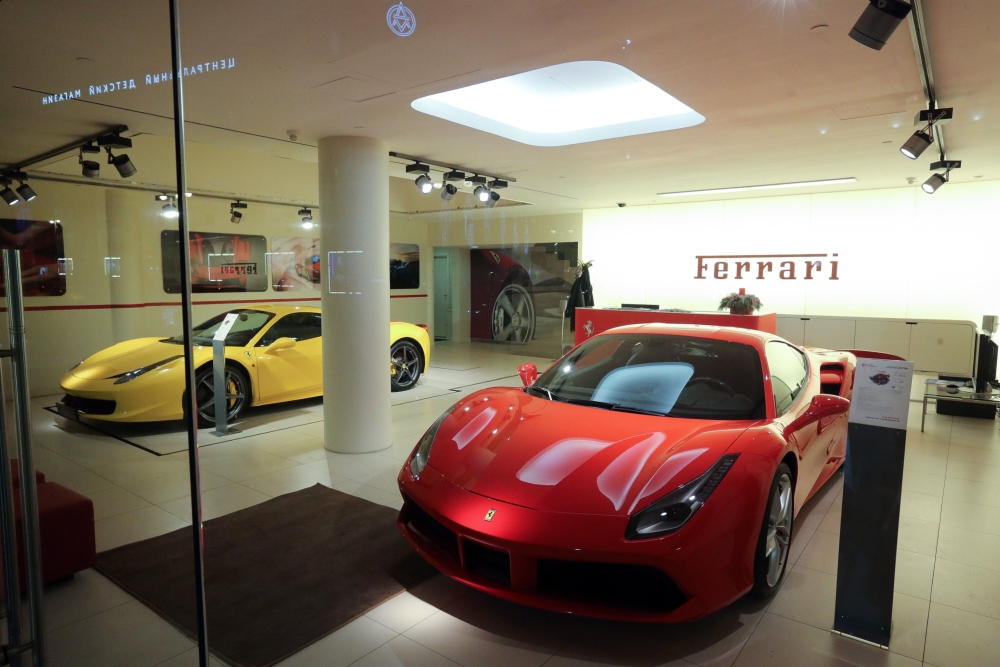 A Ferrari 458 Italia, left. MUST CREDIT: Andrey Rudakov/Bloomberg