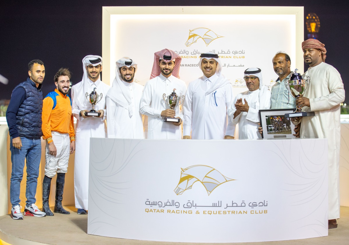 Qatar Racing and Equestrian Club’s Racing Manager Abdulla Rashid Al Kubaisi (third right) presented the trophies to the winners of the Al Jassasiya Cup. Pictures: Juhaim/QREC