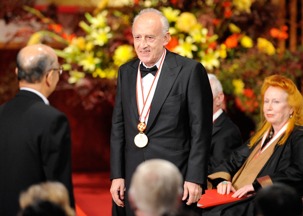 Italian pianist Maurizio Pollini receives a medal at the awards ceremony of the 22nd Praemium Imperiale Awards in Tokyo on October 13, 2010. (Photo by TORU YAMANAKA / AFP)