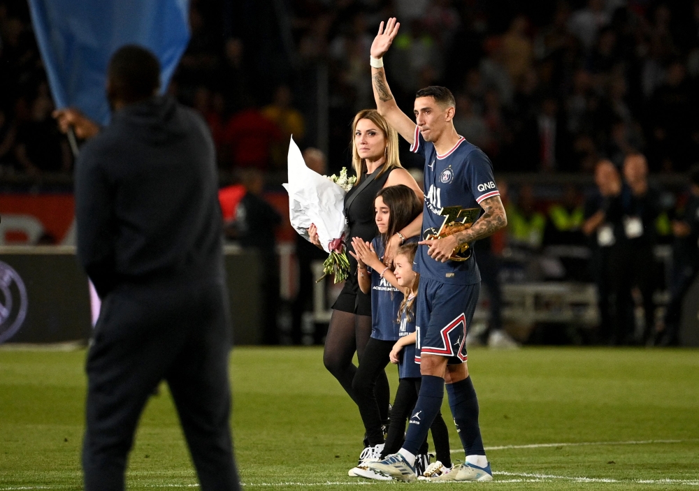 (FILES) Paris Saint-Germain's Argentinian midfielder Angel Di Maria, his wife and children, stand on the pitch during a farewell ceremony after he played his last game for the club after the French L1 football match between Paris Saint-Germain (PSG) and Metz at the Parc des Princes stadium in Paris on May 21, 2022. (Photo by Anne-Christine POUJOULAT / AFP)
