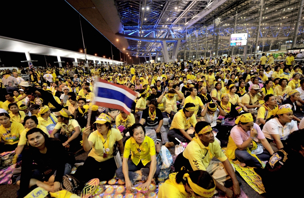 (FILES) This file picture taken on November 25, 2008 shows anti-government protesters shouting slogans during a protest at Suvarnabhumi international airport in Bangkok. (Photo by PORNCHAI KITTIWONGSAKUL / FILES / AFP)

