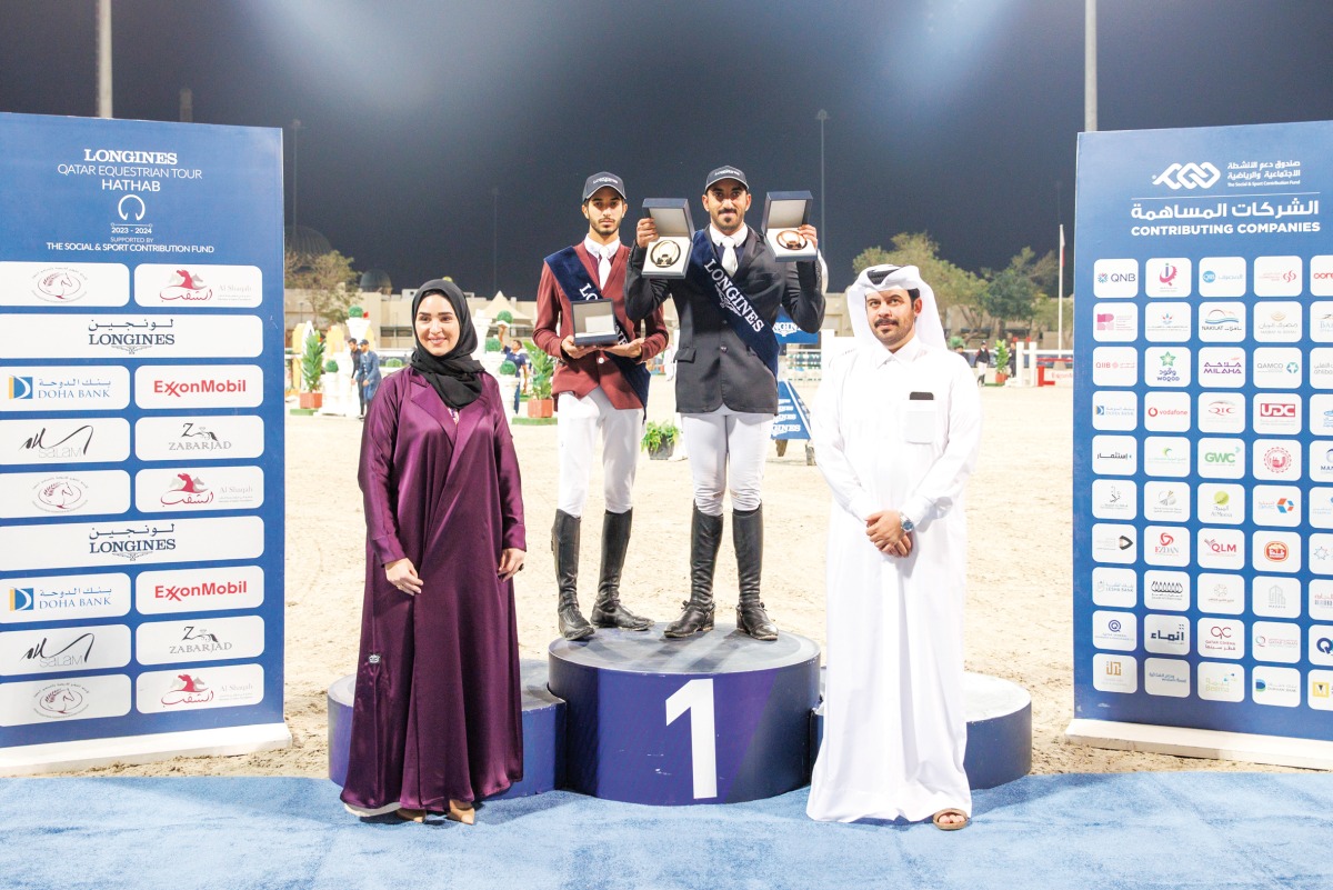 The winners of the Medium Tour class with officials.