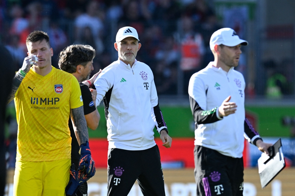 Bayern Munich's German head coach Thomas Tuchel (2R) leaves the pitch after his team's defeat at the end of the German first division Bundesliga football match 1 FC Heidenheim v FC Bayern Munich in Heidenheim, southernwestern Germany on April 6, 2024. Heidenheim won the match 3-2. (Photo by THOMAS KIENZLE / AFP)