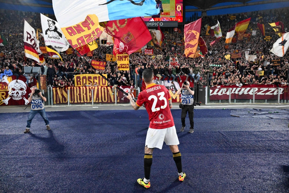 Roma's Italian defender #23 Gianluca Mancini celebrates with fans after winning the Italian Serie A football match between AS Roma and Lazio on April 6, 2024 at the Olympic stadium in Rome. (Photo by Alberto PIZZOLI / AFP)
