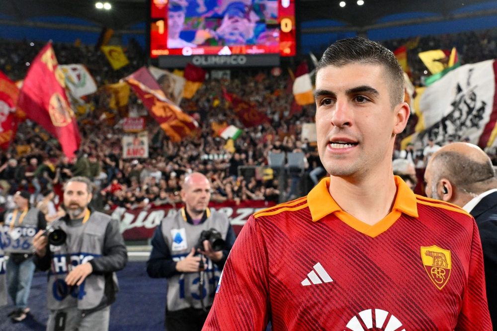 Roma's Italian defender #23 Gianluca Mancini celebrates after winning the Italian Serie A football match between AS Roma and Lazio on April 6, 2024 at the Olympic stadium in Rome. (Photo by Alberto PIZZOLI / AFP)
