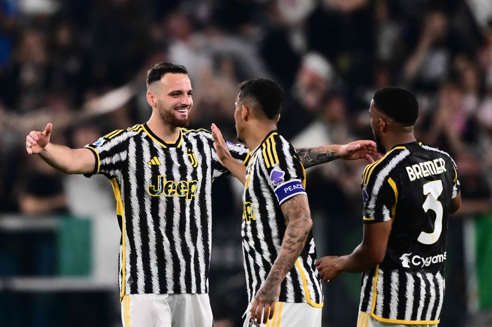 Juventus' Italian defender #04 Federico Gatti celebrates with teammates after winning 1-0 the Italian Serie A football match between Juventus and Fiorentina, at The Allianz Stadium, in Turin on April 7, 2024. (Photo by Marco BERTORELLO / AFP)
