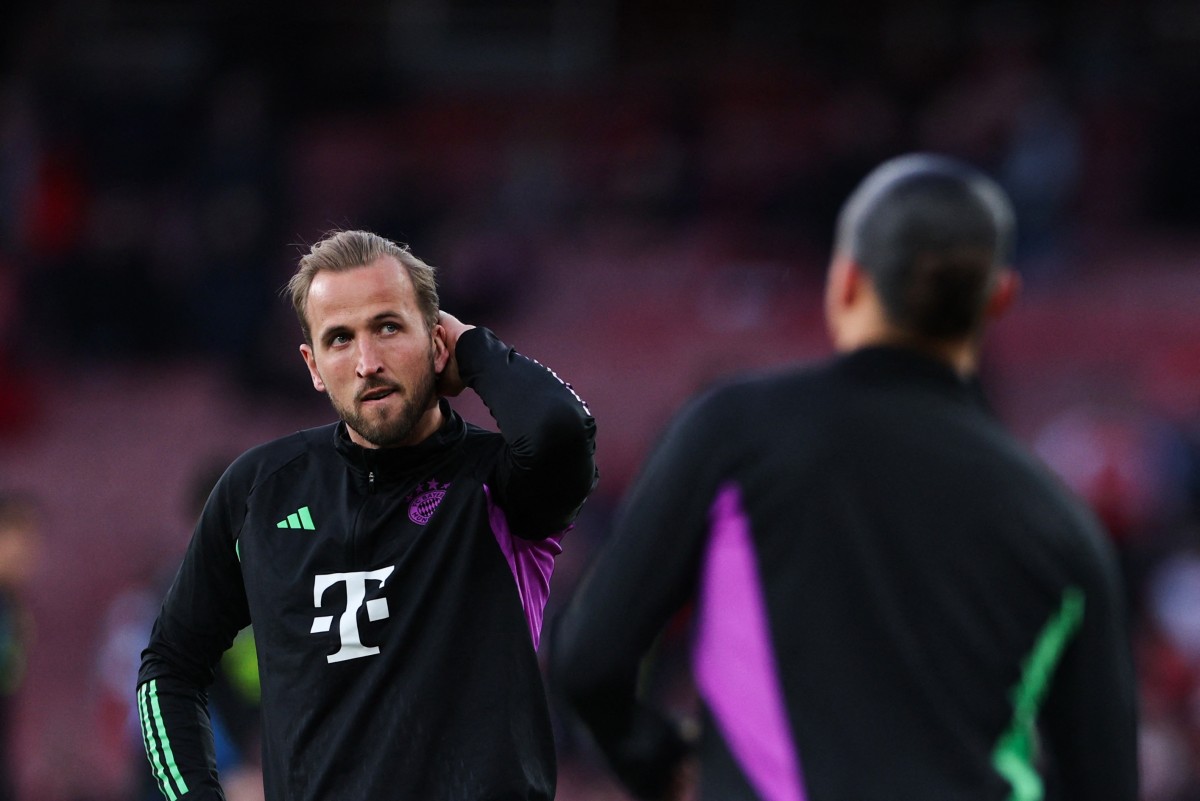Bayern Munich's English striker #09 Harry Kane warms up prior to the UEFA Champions League quarter final first-leg football match between Arsenal and Bayern Munich at the Arsenal Stadium, in north London, on April 9, 2024. (Photo by Adrian DENNIS / AFP)